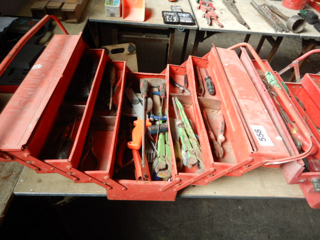 Werkzeugkiste befüllt mit Handwerkzeugen